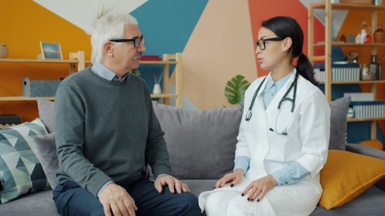 Medico Conversa Com Um Paciente Idoso Em Um Sofa BUNNEclz yQ