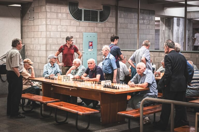 Homens Jogando Xadrez Em Mesas Em Uma Sala L NqD5zLv1k