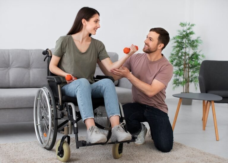 Um Homem Em Uma Cadeira De Rodas Sendo Empurrado Por Uma Mulher Zx4ddAfk0Ck
